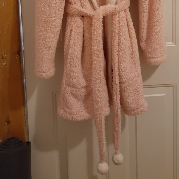 Robe - Picture 3 of 5